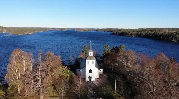 Blåviks kyrka vid sjön Sommen